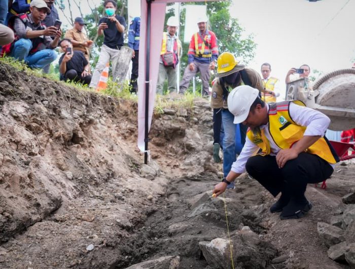 Gubernur Sulawesi Selatan, Andi Sudirman Sulaiman secara resmi melakukan groundbreaking atau peletakan batu pertama pekerjaan preservasi jalan Provinsi Paket 4 di Kabupaten Wajo yang masuk dalam skema Multi Years Contract (MYC), Selasa (23/12/2025).