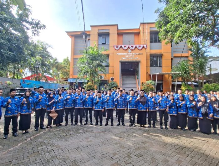 Dalam rangka memperingati Hari Ulang Tahun (HUT) ke-54 Korps Pegawai Republik Indonesia (KORPRI), Pemerintah Kecamatan Mamajang menggelar upacara bendera di halaman Kantor Kecamatan Mamajang, Jalan Lanto Dg. Pasewang No. 10 Makassar, Senin (1/12/2025).
