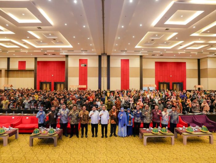 Gubernur Sulawesi Selatan, Andi Sudirman Sulaiman menghadiri Puncak Peringatan Hari Guru Nasional (HGN) Tahun 2025 Tingkat Provinsi Sulawesi Selatan yang digelar oleh Dinas Pendidikan Sulsel di Hotel Dalton Makassar, Selasa (2/12/2025).