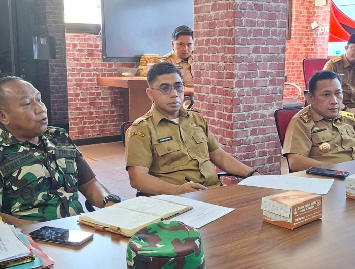 Pemerintah Kecamatan Mamajang menggelar rapat koordinasi terkait kesiapan pengamanan Tempat Pemungutan Suara (TPS) menjelang pelaksanaan Pemilihan Ketua RT/RW se-Kecamatan Mamajang. Rapat berlangsung di Ruang Kerja Camat Mamajang pada Selasa (2/12/2025), dipimpin oleh Camat Mamajang, Andi Irdan Pandita, S.STP., M.Si.