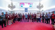 Gubernur Sulawesi Selatan, Andi Sudirman Sulaiman resmi melepas Tim Pemprov Sulsel yang akan bertugas membantu penanganan tanggap bencana di tiga provinsi terdampak banjir dan longsor, yakni Aceh, Sumatera Utara (Sumut) dan Sumatera Barat (Sumbar).