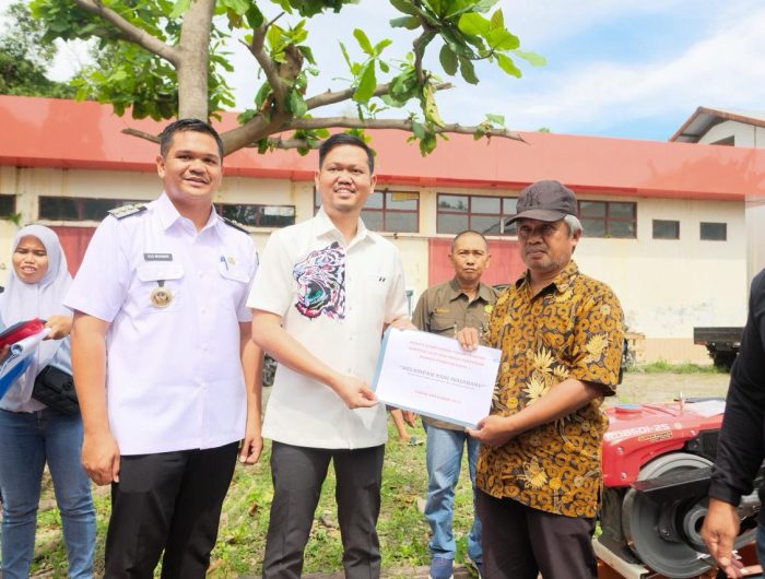 Bupati Bantaeng, M. Fathul Fauzy Nurdin (Uji Nurdin) menyerahkan bantuan alat dan mesin pertanian (alsintan) serta bibit kopi kepada sejumlah kelompok tani, sekaligus peluncuran Desa Kopi Bantaeng. Kegiatan ini berlanngsung, di Sentra IKM Lamalaka, Rabu, (3/12/2025).
