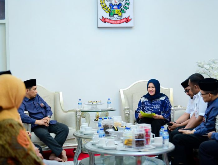 Wagub Fatmawati Apresiasi Dua Penghargaan Nasional FKUB Sulsel, Dorong Penguatan Peran Anak Muda dan Perempuan 13 Wakil Gubernur Sulawesi Selatan, Fatmawati Rusdi, menerima kunjungan silaturahmi pengurus Forum Kerukunan Umat Beragama (FKUB) Sulsel di Rumah Jabatan Wakil Gubernur, Jalan Yusuf Dg Ngawing, Makassar, Rabu, (3/12/2025).