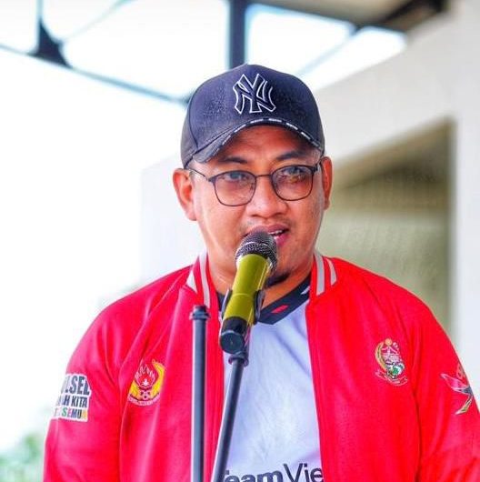 Nama Erwin Sodding belakangan ini mulai banyak diperbincangkan di lingkungan sepakbola Sulawesi Selatan. Figur muda yang lahir di Kota Parepare pada 18 Agustus 1986 dan tumbuh besar di Sengkang, Kabupaten Wajo, ini digadang-gadang sebagai salah satu kandidat kuat dalam pemilihan Ketua Asprov PSSI Sulawesi Selatan periode 2025–2029.