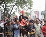 Peringatan Hari Jadi Kabupaten Bantaeng ke-771 berlangsung meriah dengan digelarnya Kirab Budaya dan Parade Pesona Butta Toa pada Jumat, 5 Desember 2025. Ribuan warga memadati jalur kirab untuk menyaksikan ragam atraksi budaya yang menjadi ikon daerah berjuluk Butta Toa tersebut.