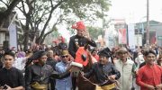 Peringatan Hari Jadi Kabupaten Bantaeng ke-771 berlangsung meriah dengan digelarnya Kirab Budaya dan Parade Pesona Butta Toa pada Jumat, 5 Desember 2025. Ribuan warga memadati jalur kirab untuk menyaksikan ragam atraksi budaya yang menjadi ikon daerah berjuluk Butta Toa tersebut.