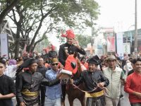Peringatan Hari Jadi Kabupaten Bantaeng ke-771 berlangsung meriah dengan digelarnya Kirab Budaya dan Parade Pesona Butta Toa pada Jumat, 5 Desember 2025. Ribuan warga memadati jalur kirab untuk menyaksikan ragam atraksi budaya yang menjadi ikon daerah berjuluk Butta Toa tersebut.