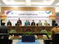 Puncak peringatan Hari Jadi Kabupaten Bantaeng ke-771 dimeriahkan oleh band nasional Juicy Luicy, di Lapangan Pantai Seruni, Minggu malam, 7 Desember 2025.