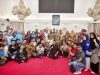 Gubernur Sulawesi Selatan, Andi Sudirman Sulaiman, resmi melepas 100 orang tenaga kesehatan untuk diperbantukan dalam penanganan bencana di Kabupaten Aceh Tamiang, Provinsi Aceh, Senin (8/12/2025).