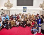 Gubernur Sulawesi Selatan, Andi Sudirman Sulaiman, resmi melepas 100 orang tenaga kesehatan untuk diperbantukan dalam penanganan bencana di Kabupaten Aceh Tamiang, Provinsi Aceh, Senin (8/12/2025).