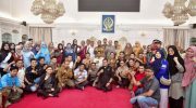 Gubernur Sulawesi Selatan, Andi Sudirman Sulaiman, resmi melepas 100 orang tenaga kesehatan untuk diperbantukan dalam penanganan bencana di Kabupaten Aceh Tamiang, Provinsi Aceh, Senin (8/12/2025).