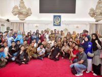 Gubernur Sulawesi Selatan, Andi Sudirman Sulaiman, resmi melepas 100 orang tenaga kesehatan untuk diperbantukan dalam penanganan bencana di Kabupaten Aceh Tamiang, Provinsi Aceh, Senin (8/12/2025).