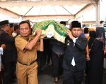 Wali Kota Parepare, Tasming Hamid, mengajak seluruh pejabat yang hadir dalam pelantikan pejabat administrator, pengawas, serta penugasan kepala puskesmas untuk mendoakan almarhum H Syamsul Latanro (HSL). Tokoh masyarakat sekaligus dermawan besar Kota Parepare itu wafat pada Ahad, 7 Desember 2025.