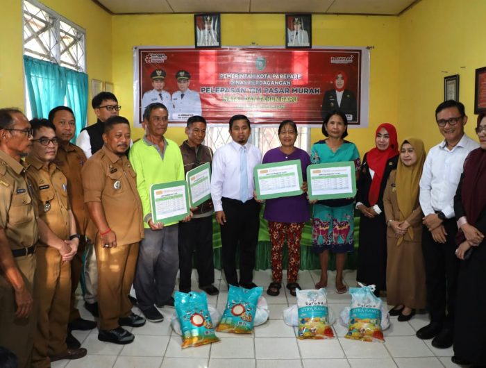 Tasming Hamid Lepas Tim Pasar Murah, Pemkot Parepare Salurkan 700 Paket untuk 22 Kelurahan 13 Wali Kota Parepare, Tasming Hamid melepas Tim Pasar Murah Natal dan Tahun Baru di kantor Kelurahan Bukit Harapan, Senin 8 Desember 2025. Program ini menjadi langkah Pemerintah Kota Parepare membantu warga pra sejahtera memenuhi kebutuhan pokok menjelang Natal dan tahun baru.