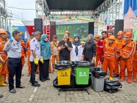 Jelajah Sampah Makassar 2025: Mamajang Kumpulkan 80 Kg Sampah, Gerakkan Warga Jaga Lingkungan 15 Program Jelajah Sampah Makassar 2025 kembali dilaksanakan di Kecamatan Mamajang dan dipusatkan di Halaman Kampus Polimarim AMI Makassar, Jalan Nuri No. 1, Kelurahan Sambung Jawa, Rabu (10/12/2025).