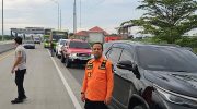 Gubernur Sulawesi Selatan, Andi Sudirman Sulaiman, memimpin langsung penyaluran bantuan kepada korban banjir di Aceh Tamiang, Provinsi Aceh, Kamis (11/12/2025).