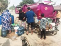 Gubernur Sulsel Salurkan Tiga Truk Air Bersih Siap Minum untuk Korban Banjir Aceh Tamiang 19 Gubernur Sulawesi Selatan, Andi Sudirman Sulaiman menyalurkan tiga truk air bersih siap minum bagi warga terdampak banjir di Kabupaten Aceh Tamiang, Provinsi Aceh.