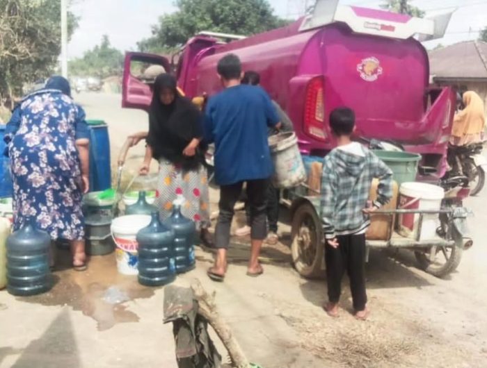 Gubernur Sulsel Salurkan Tiga Truk Air Bersih Siap Minum untuk Korban Banjir Aceh Tamiang 13 Gubernur Sulawesi Selatan, Andi Sudirman Sulaiman menyalurkan tiga truk air bersih siap minum bagi warga terdampak banjir di Kabupaten Aceh Tamiang, Provinsi Aceh.