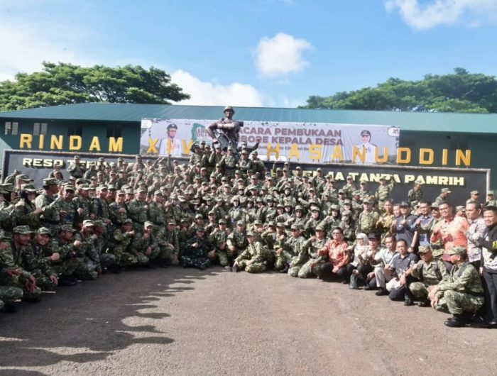 Gubernur Sulawesi Selatan, Andi Sudirman Sulaiman memimpin Upacara Pembukaan Jambore Kepala Desa se-Sulawesi Selatan yang digelar di Markas Komando Rindam XIV Hasanuddin, Kabupaten Gowa, Jumat (12/12/2025).