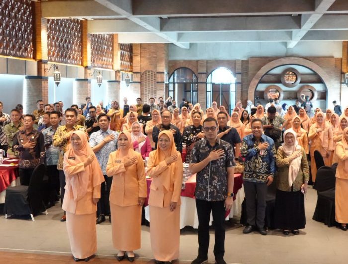 Penasihat Dharma Wanita Persatuan (DWP) Kota Makassar, Fatma Wahyuddin, menegaskan peran penting DWP sebagai mitra strategis pemerintah dalam memperkuat ketahanan keluarga dan pemberdayaan perempuan sebagai fondasi pembangunan daerah. Penegasan tersebut disampaikan saat menghadiri Pengukuhan Pengurus DWP Unit Kerja se-Kota Makassar masa bakti 2024–2029 yang digelar di Hotel Novotel Makassar, Jumat, 12 Desember 2025.