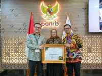 Pemprov Sulsel Raih Penghargaan Outstanding Public Service Innovations Lewat Inovasi PACARITA, Cegah Bom dan Bius Ikan 15 Pemerintah Provinsi Sulawesi Selatan meraih penghargaan Outstanding Public Service Innovations (OPSI) dari Kementerian Pendayagunaan Aparatur Negara dan Reformasi Birokrasi (KemenPAN-RB) melalui inovasi PACARITA (Pemuda Cinta Bahari Anti Bom dan Bius Ikan).