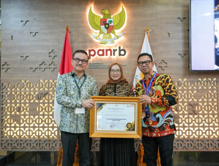 Pemprov Sulsel Raih Penghargaan Outstanding Public Service Innovations Lewat Inovasi PACARITA, Cegah Bom dan Bius Ikan 13 Pemerintah Provinsi Sulawesi Selatan meraih penghargaan Outstanding Public Service Innovations (OPSI) dari Kementerian Pendayagunaan Aparatur Negara dan Reformasi Birokrasi (KemenPAN-RB) melalui inovasi PACARITA (Pemuda Cinta Bahari Anti Bom dan Bius Ikan).