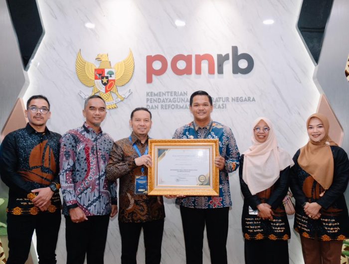 Bantaeng Satu-satunya Kabupaten Kota Di Sulsel Raih Penghargaan Dari Kementerian PAN-RB 13 Pemerintah Kabupaten Bantaeng kembali menerima penghargaan nasional berupa Outstanding Public Service Innovations (OPSI), Kompetisi Inovasi Pelayanan Publik Tahun 2025 dari Kementerian Pendayagunaan Aparatur Negara dan Reformasi Birokrasi (PANRB).