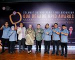 Wakil Gubernur Sulawesi Selatan, Fatmawati Rusdi, menerima penghargaan Tokoh Perempuan Peduli Penyiaran pada ajang Anugerah Penyiaran Sulawesi Selatan: Dua Dekade KPID Awards 2025. Kegiatan tersebut berlangsung di Ballroom Teater Menara Phinisi, Universitas Negeri Makassar (UNM), Senin, 15 Desember 2025.