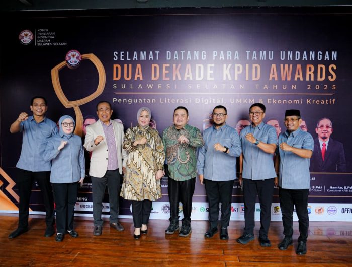 Fatmawati Rusdi Raih Penghargaan Tokoh Perempuan Peduli Penyiaran di KPID Awards 2025 13 Wakil Gubernur Sulawesi Selatan, Fatmawati Rusdi, menerima penghargaan Tokoh Perempuan Peduli Penyiaran pada ajang Anugerah Penyiaran Sulawesi Selatan: Dua Dekade KPID Awards 2025. Kegiatan tersebut berlangsung di Ballroom Teater Menara Phinisi, Universitas Negeri Makassar (UNM), Senin, 15 Desember 2025.