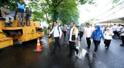 Gubernur Sulawesi Selatan, Andi Sudirman Sulaiman, secara resmi melakukan groundbreaking atau peletakan batu pertama Penanganan Preservasi Jalan Paket 1 melalui skema Multi Years Contract (MYC) Tahun Anggaran 2025-2027, di Jalan Letjen Hertasning, Kota Makassar, Rabu (17/12/2025).