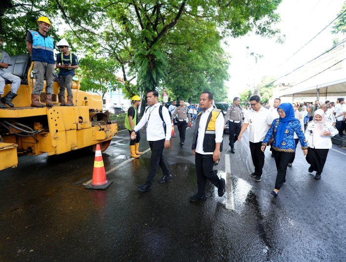 Gubernur Sulawesi Selatan, Andi Sudirman Sulaiman, secara resmi melakukan groundbreaking atau peletakan batu pertama Penanganan Preservasi Jalan Paket 1 melalui skema Multi Years Contract (MYC) Tahun Anggaran 2025-2027, di Jalan Letjen Hertasning, Kota Makassar, Rabu (17/12/2025).