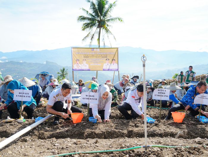 Wakil Gubernur Sulawesi Selatan, Fatmawati Rusdi melakukan kunjungan kerja ke Kabupaten Enrekang, Rabu, (17/12/2025), dengan agenda utama peluncuran Gerakan Orang Tua Asuh Cegah Stunting (GENTING) dan Gerakan Makan Telur sebagai bagian dari penguatan intervensi terpadu penurunan stunting di daerah tersebut.