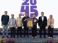 Penulis dan pemikir muda Fahd Pahdepie meluncurkan buku terbarunya berjudul 2045 Hz, sebuah karya reflektif yang mengajak generasi muda meninjau ulang arah perjalanan bangsa menuju satu abad Indonesia merdeka, (18/12/2025). Buku ini diterbitkan oleh Kepustakaan Populer Gramedia (KPG) bekerja sama dengan Pear Press.