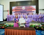 Wakil Gubernur Sulawesi Selatan, Fatmawati Rusdi, membuka secara resmi Seminar Edukasi dan Pelantikan Kaukus Perempuan Parlemen Provinsi Sulawesi Selatan yang digelar di Mahoni Hall Hotel Claro, Makassar, Selasa, (23/12/2025).