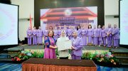 Wakil Gubernur Sulawesi Selatan, Fatmawati Rusdi, membuka secara resmi Seminar Edukasi dan Pelantikan Kaukus Perempuan Parlemen Provinsi Sulawesi Selatan yang digelar di Mahoni Hall Hotel Claro, Makassar, Selasa, (23/12/2025).
