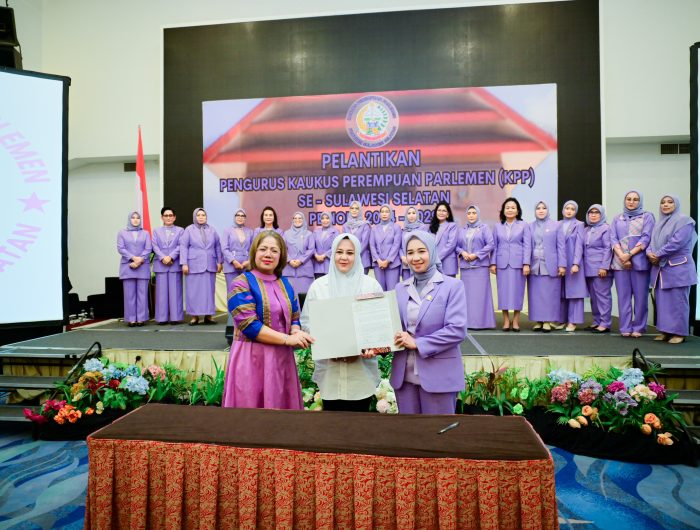 Wakil Gubernur Sulawesi Selatan, Fatmawati Rusdi, membuka secara resmi Seminar Edukasi dan Pelantikan Kaukus Perempuan Parlemen Provinsi Sulawesi Selatan yang digelar di Mahoni Hall Hotel Claro, Makassar, Selasa, (23/12/2025).