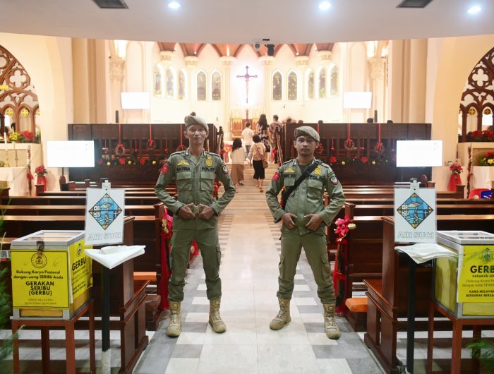 Satpol PP Sulsel Amankan Malam Natal di Sejumlah Gereja di Makassar 13 Personel Satuan Polisi Pamong Praja (Satpol PP) Pemerintah Provinsi Sulawesi Selatan melakukan pengamanan perayaan malam Natal di sejumlah gereja di Kota Makassar, Selasa 24 Desember 2025.
