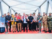 Gubernur Sulawesi Selatan, Andi Sudirman Sulaiman meresmikan Jembatan Sungai Malake Ruas Anabanua-Malake yang menjadi penghubung strategis antara Kabupaten Sidenreng Rappang (Sidrap) dan Kabupaten Wajo, pada Selasa (23/12/2025).