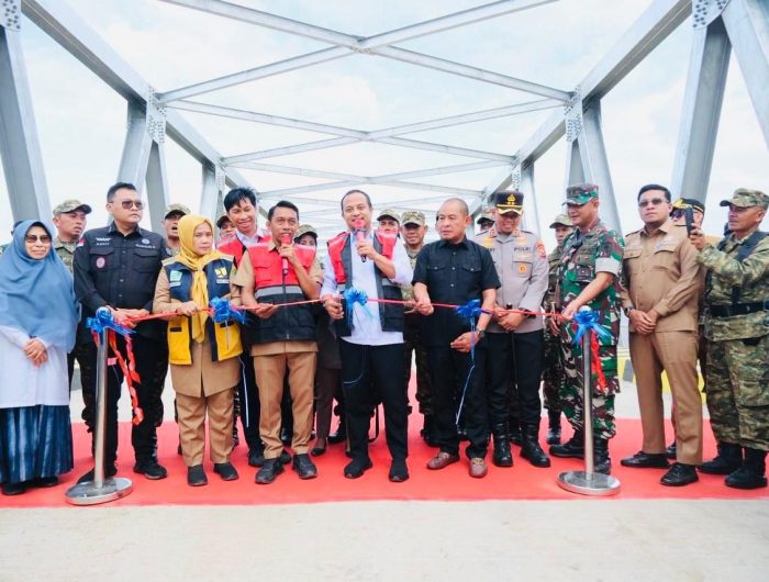 Gubernur Sulawesi Selatan, Andi Sudirman Sulaiman meresmikan Jembatan Sungai Malake Ruas Anabanua-Malake yang menjadi penghubung strategis antara Kabupaten Sidenreng Rappang (Sidrap) dan Kabupaten Wajo, pada Selasa (23/12/2025).