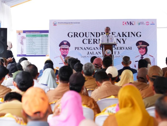 Gubernur Sulawesi Selatan, Andi Sudirman Sulaiman, secara resmi groundbreaking atau peletakan batu pertama pekerjaan preservasi jalan Paket 3 di Kabupaten Sidenreng Rappang (Sidrap) yang masuk dalam skema Multi Years Contract (MYC), Selasa (23/12/2025).