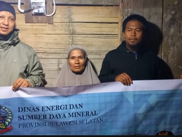 Pemerintah Provinsi Sulawesi Selatan melalui Dinas Energi dan Sumber Daya Mineral (ESDM) Provinsi Sulawesi Selatan menyalurkan Bantuan Pasang Baru Listrik (BPBL) Tahun Anggaran 2025 kepada 215 rumah tangga tidak mampu yang tersebar di lima kabupaten, yakni Kabupaten Sidenreng Rappang (Sidrap), Soppeng, Takalar, Wajo, dan Enrekang.