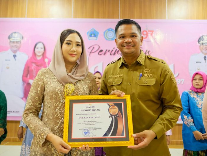 Peringatan Hari Ibu ke-97, Bupati Bantaeng Apresiasi Peran Ibu dalam Pembangunan Daerah 13 Bupati Bantaeng, M. Fathul Fauzy Nurdin, didampingi Ketua TP PKK Kabupaten Bantaeng, Gunya Paramasukhaputri, menghadiri puncak Peringatan Hari Ibu (PHI) ke-97 Tahun 2025 yang digelar di Gedung Balai Kartini Kabupaten Bantaeng, Selasa (30/12/2025).