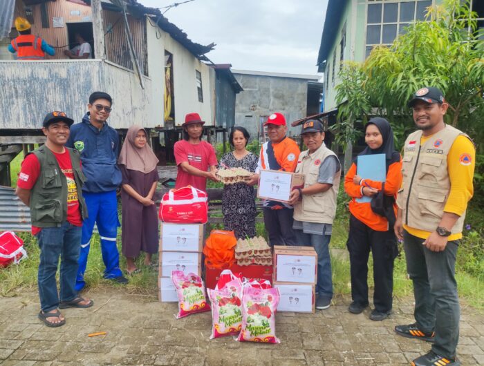 BPBD Sulsel menyalurkan bantuan bagi warga terdampak bencana alam angin puting beliung yang melanda Kabupaten Barru.
