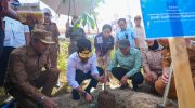 Gubernur Sulawesi Selatan Andi Sudirman Sulaiman menyerahkan satu unit alat berat jenis excavator long arm untuk mendukung pengerukan sungai di Kabupaten Luwu Utara. Bantuan tersebut merupakan kontribusi Corporate Social Responsibility (CSR) dari PT Vale Indonesia dan diserahkan langsung di Bantaran Sungai Masamba, Selasa (23/12/2025).