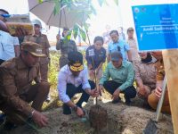 Gubernur Sulawesi Selatan Andi Sudirman Sulaiman menyerahkan satu unit alat berat jenis excavator long arm untuk mendukung pengerukan sungai di Kabupaten Luwu Utara. Bantuan tersebut merupakan kontribusi Corporate Social Responsibility (CSR) dari PT Vale Indonesia dan diserahkan langsung di Bantaran Sungai Masamba, Selasa (23/12/2025).