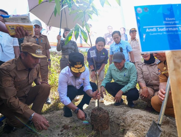 Gubernur Sulawesi Selatan Andi Sudirman Sulaiman menyerahkan satu unit alat berat jenis excavator long arm untuk mendukung pengerukan sungai di Kabupaten Luwu Utara. Bantuan tersebut merupakan kontribusi Corporate Social Responsibility (CSR) dari PT Vale Indonesia dan diserahkan langsung di Bantaran Sungai Masamba, Selasa (23/12/2025).