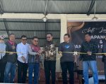 Manajemen Hotel Andalan Toraja menggelar soft opening Lapangan dan Panggung Serbaguna Hotel Andalan, Jumat (26/12/2025). Kegiatan tersebut menjadi langkah awal optimalisasi aset milik Pemerintah Provinsi Sulawesi Selatan di wilayah Tana Toraja.