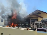 Kantor Kepolisian Sektor (Mapolsek) Muara Batang Gadis, Kabupaten Mandailing Natal, Sumatera Utara, menjadi sasaran amukan massa menyusul kabar kaburnya terduga bandar narkoba yang sebelumnya diamankan polisi. Peristiwa tersebut terjadi pada Sabtu (20/12/2025).