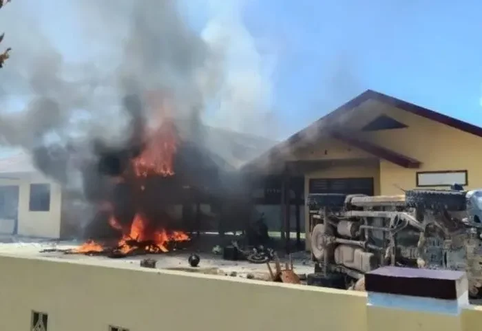 Kantor Kepolisian Sektor (Mapolsek) Muara Batang Gadis, Kabupaten Mandailing Natal, Sumatera Utara, menjadi sasaran amukan massa menyusul kabar kaburnya terduga bandar narkoba yang sebelumnya diamankan polisi. Peristiwa tersebut terjadi pada Sabtu (20/12/2025).
