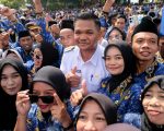 Menutup Tahun 2025, Pemerintah Kabupaten Bantaeng melalui Badan Kepegawaian dan Pengembangan Sumber Daya Manusia (BKPSDM) melaksanakan penyerahan Surat Keputusan kepada Pegawai Pemerintah Dengan Perjanjian Kerja (PPPK) Tahap 2 Formasi Tahun 2024 dan Pegawai Pemerintah dengan Perjanjian Kerja (PPPK) Paruh Waktu Tahun 2025 di Lapangan Pantai Seruni, Rabu (31/12).
